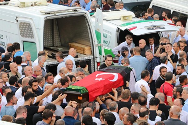 Ailece tatile gideceklerdi! İki çocukları yaralandı, kazada ölen çift gözyaşlarıyla toprağa verildi!